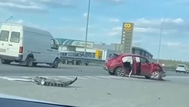 Под Киевом произошло серьезное ДТП с участием двух легковушек, видео