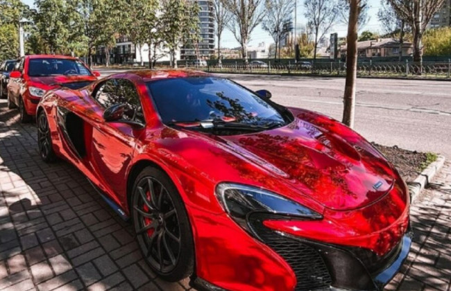 В Украине заметили яркий суперкар McLaren