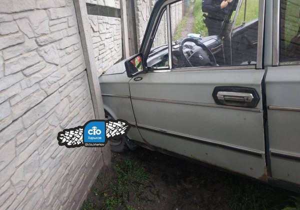 В Харькове автомобиль влетел в ограждение дома: есть пострадавший