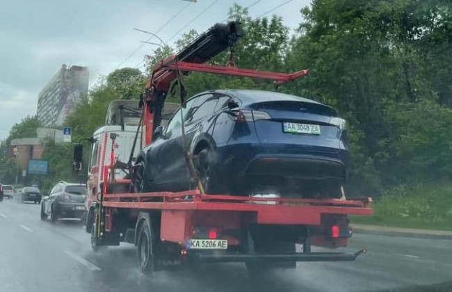 В Киеве эвакуатор забрал Tesla вместе с зарядным устройством, фото