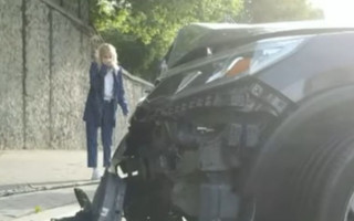 В Киеве пьяная женщина на внедорожнике влетела в столб, видео