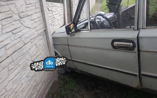 В Харькове автомобиль влетел в ограждение дома: есть пострадавший
