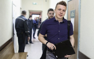 Еврокомиссия пригрозила Беларуси последствиями за задержание основателя Nexta