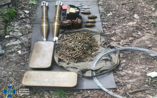 Півтора кілограма вибухівки та понад 2 тисячі набоїв: СБУ виявила арсенал бойовиків у районі проведення ООС