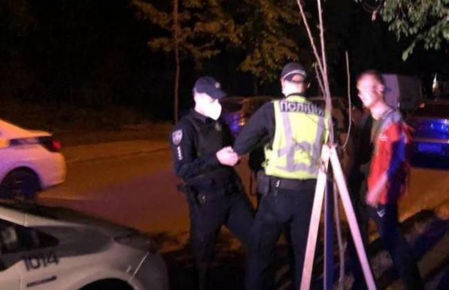 В Киеве распитие алкоголя завершилось дракой: пострадала женщина