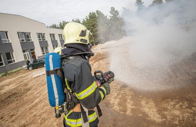 В Киеве вспыхнул серьезный пожар в заброшенном здании, видео