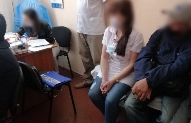 Довідки про негативний тест на COVID-19 за хабар: підозрюється лікар на Дніпропетровщині