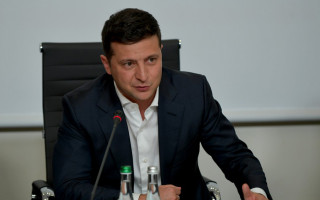 Зеленский поручил приостановить авиасообщение с Беларусью