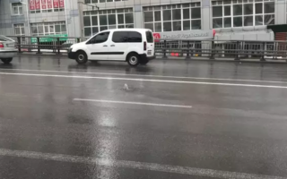 Шулявський міст затоплює вода з-під каналізаційного люка