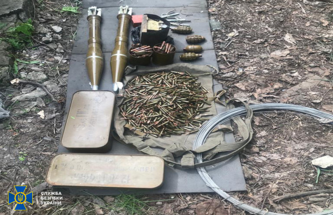 Півтора кілограма вибухівки та понад 2 тисячі набоїв: СБУ виявила арсенал бойовиків у районі проведення ООС