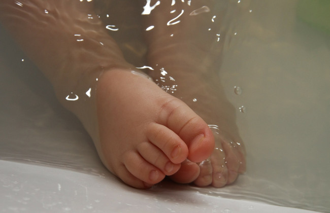 На Полтавщині у ванні втопилася однорічна дитина: деталі