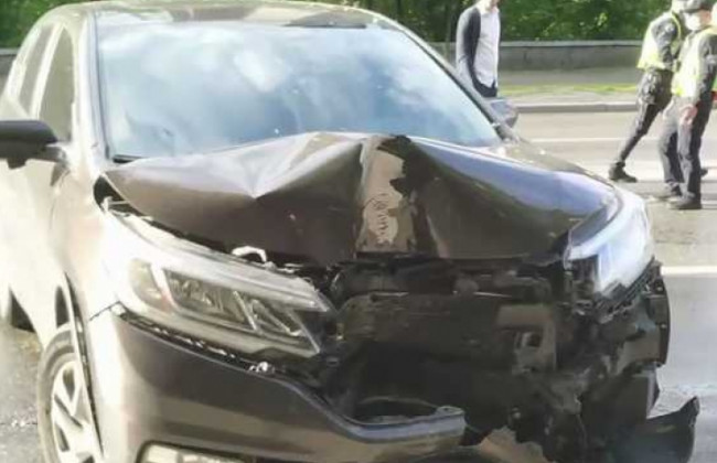 В Киеве женщина за рулем иномарки на скорости влетела в столб