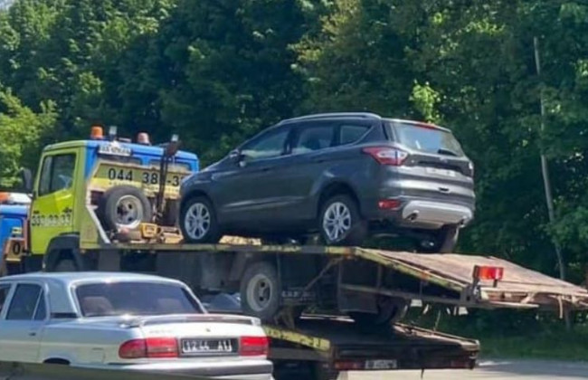 В Киеве эвакуировали эвакуатор с автомобилем, фото