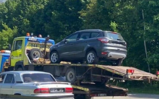 В Киеве эвакуировали эвакуатор с автомобилем, фото