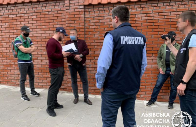 У Львові затримано двох поліцейських за зловживання впливом