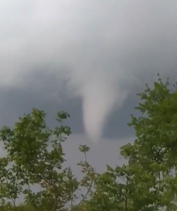 Херсонщину потріпав торнадо: поліція допомагає розтягувати завали