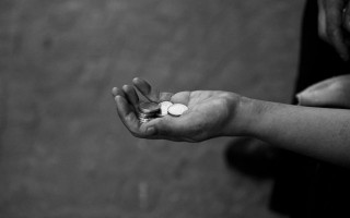 У Києві судитимуть жінку, яка змушувала жебракувати 12-річну доньку