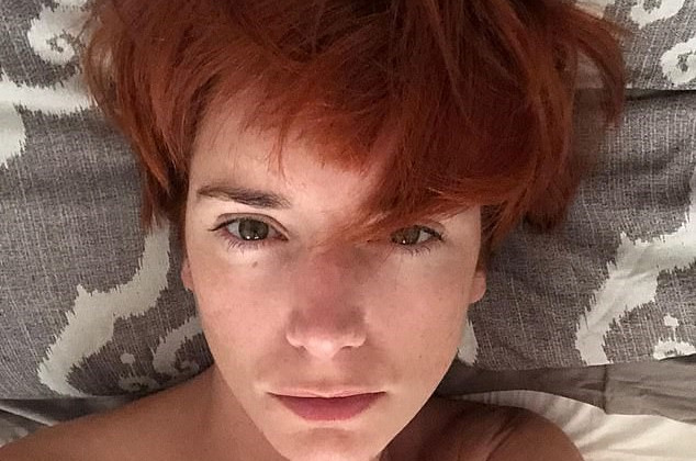 Британская модель скончалась после вакцинирования препаратом AstraZeneca