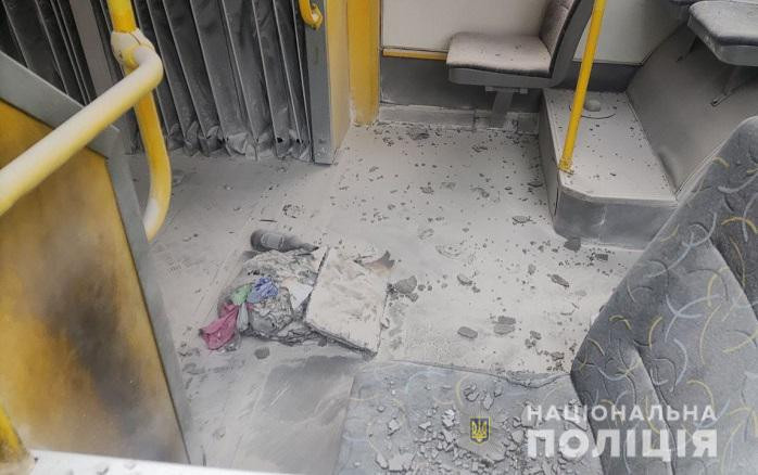 В Киеве мужчина бросил в троллейбус бутылку с зажигательной смесью: пострадал пассажир