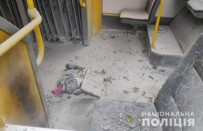 В Киеве мужчина бросил в троллейбус бутылку с зажигательной смесью: пострадал пассажир