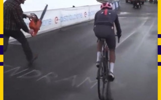 В Колумбии фанат бежал за спортсменом с бензопилой