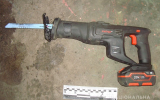 У Києві поліцейські затримали іноземця, який демонтував частину автомобільного глушника