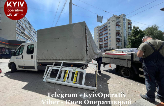 В Киеве массово сносят МАФы: освободили еще один переход