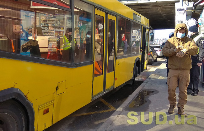 В Хмельницком пассажир с ножом бросался на кондуктора и водителя автобуса: видео