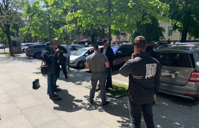 Посадовець держслужби «продав» посаду за 10 тисяч доларів