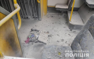 В Киеве мужчина бросил в троллейбус бутылку с зажигательной смесью: пострадал пассажир