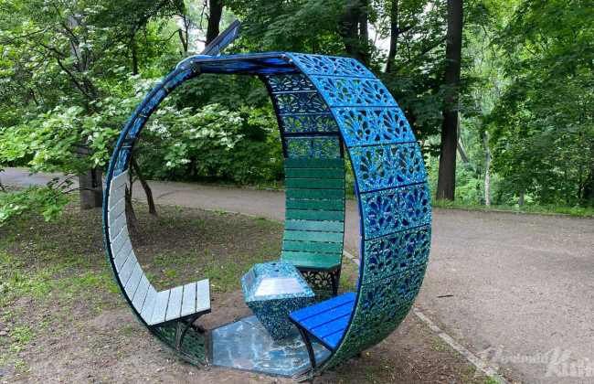 У Києві в ботсаду Фоміна створили екоальтанку із переробленого пластику: фото