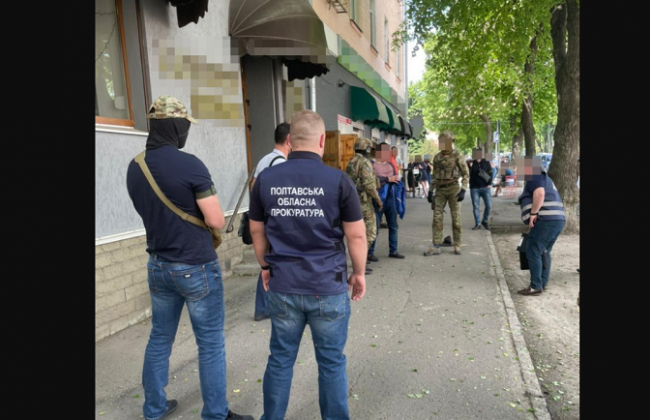 Вимагав $200 000 за керівну посаду в Держінспекції містобудування: на Полтавщині викрито експравоохоронця