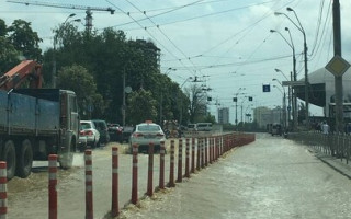 В Киеве возле Ocean Plaza прорвало трубу: движение перекрыто