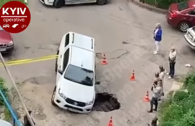 В столице посреди двора под землю ушел внедорожник