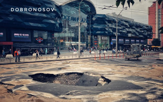 В центре Киева возле Ocean Plaza провалилась дорога: фото и видео