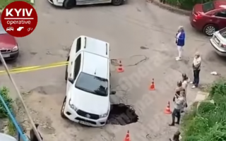 В столице посреди двора под землю ушел внедорожник