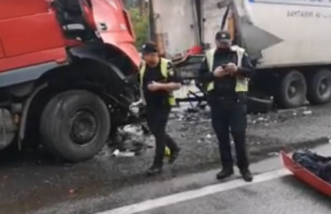 Тяжелое ДТП под Киевом: столкнулись 6 грузовиков, среди них авто Нацгвардии