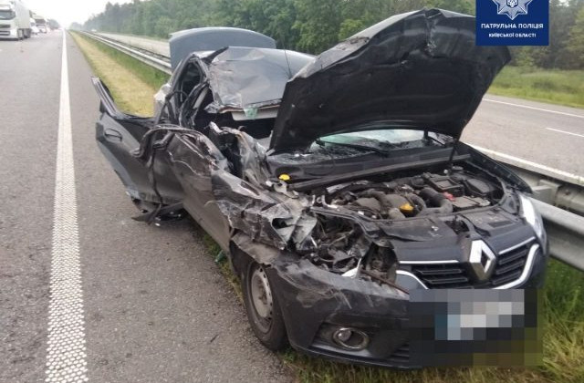 В Киевской области водитель Renault столкнулся с грузовиком: есть пострадавший
