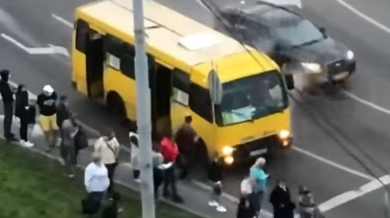 В Киеве на ходу задымился автобус, видео