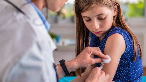 В Европе разрешили первую вакцину против коронавируса для подростков