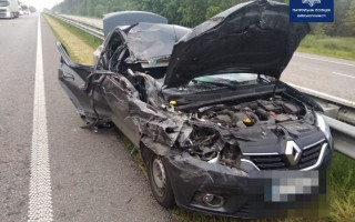 В Киевской области водитель Renault столкнулся с грузовиком: есть пострадавший