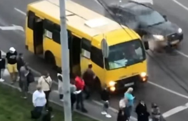 В Киеве на ходу задымился автобус, видео