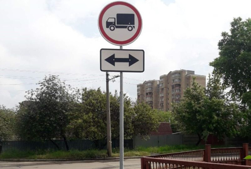 На ще одній вулиці Києва заборонили рух вантажного транспорту