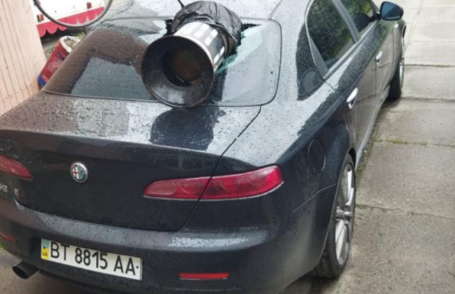 Разбиты 5 автомобилей: в Киеве неизвестный громил машины, фото