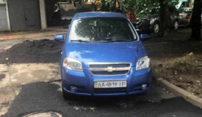 В Киеве «герой парковки» заблокировал дорожные работы