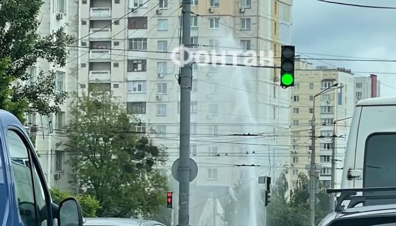 В Киеве снова прорвало трубу: образовался огромный «фонтан», видео