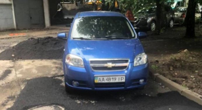 В Киеве «герой парковки» заблокировал дорожные работы