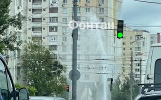 В Киеве снова прорвало трубу: образовался огромный «фонтан», видео