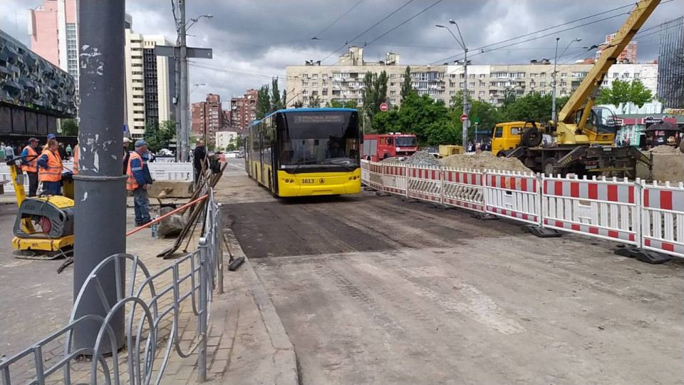 Прорыв трубы возле Ocean Plaza в Киеве: движение по улице Антоновича восстановлено