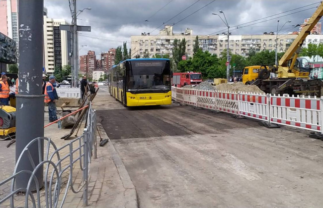 Прорыв трубы возле Ocean Plaza в Киеве: движение по улице Антоновича восстановлено